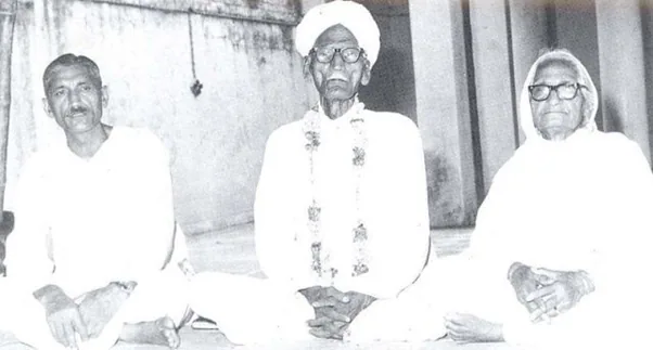 MDH owner with his parents