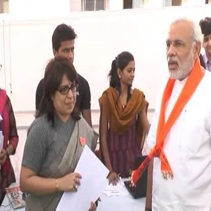 This image has an empty alt attribute; its file name is Rajika-with-Narendra-Modi.jpg